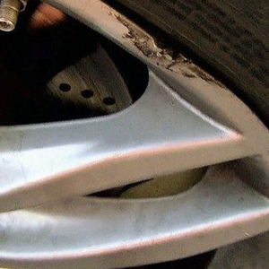 bojāts automasinas riepas disks