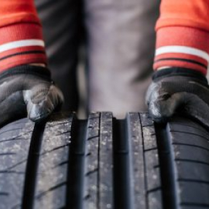 Autoservis jauna vasaras riepa mehāniķis