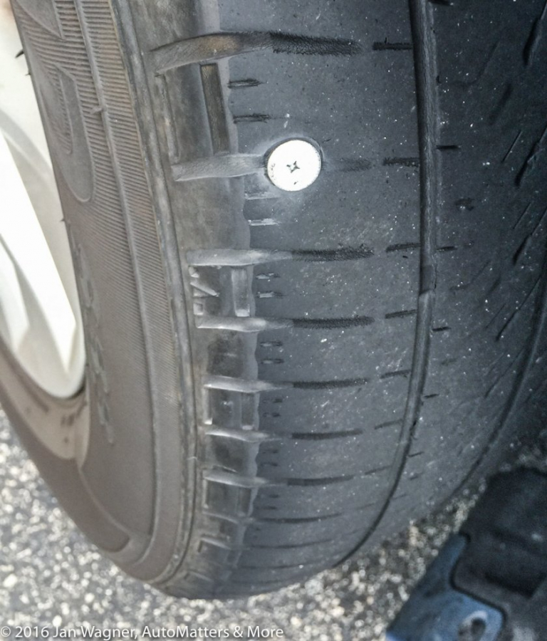 bojāta riepa riepā iedurusies nagla