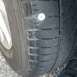 bojāta riepa riepā iedurusies nagla